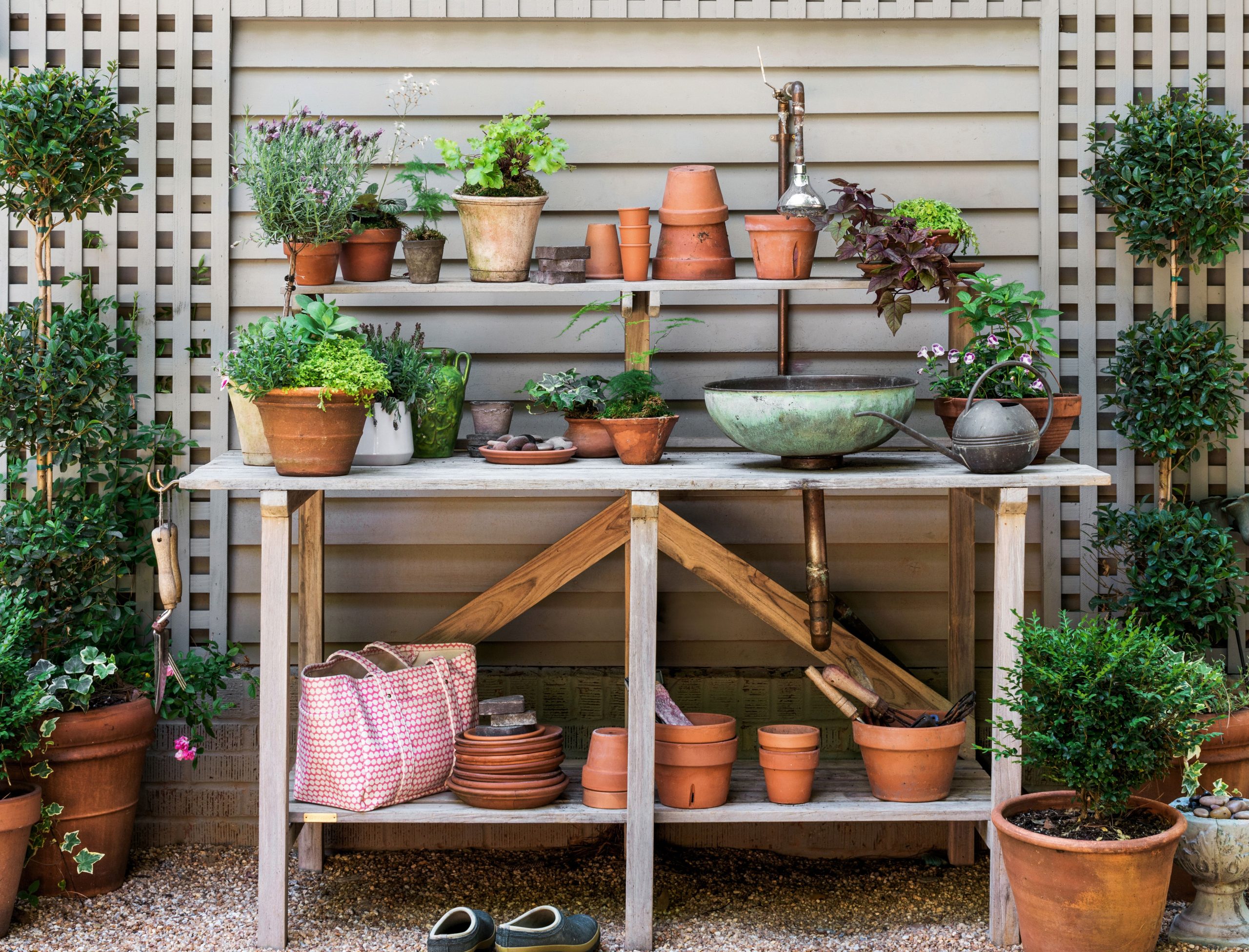 6 Ingenious Methods for Repurposing Cracked Pots in Your Garden Space