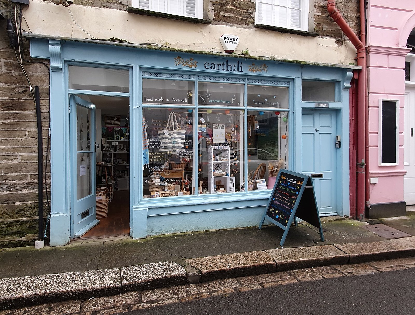 Small natural skincare and aromatherapy shop named earth.li
